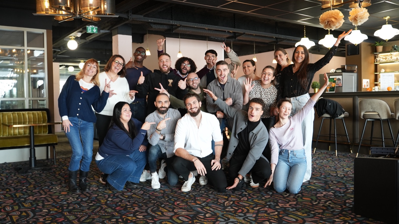 Photo de groupe des participants autour de Julien, à la fin d'un événement.